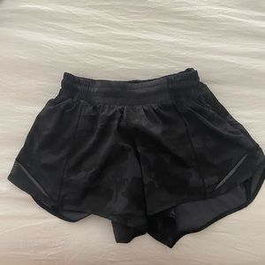 Camouflage (black) Lululemon hotty hot shorts